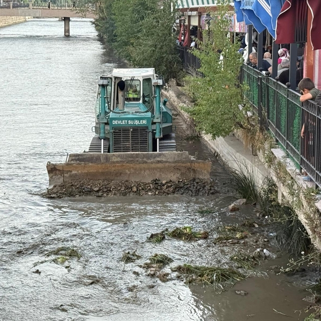 DSİ ekiplerince Çoruh Nehri'nde rüsubat temizliği yapıldı