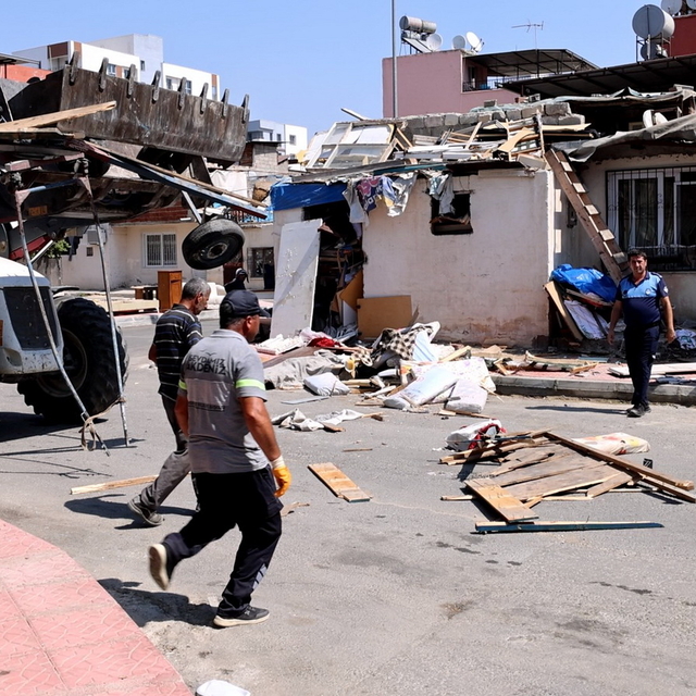 Mersin'de boş arsa ve sokakta atık malzeme biriktiren kişiye para cezası ve...