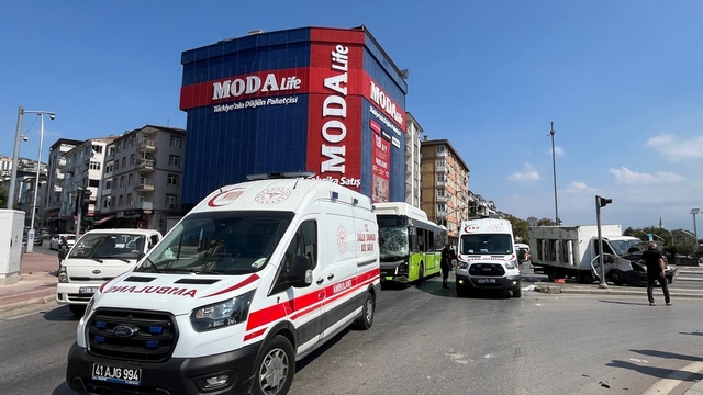 Kavşakta belediye otobüsü ile kamyonet çarpıştı; 1'i çocuk, 5 yaralı