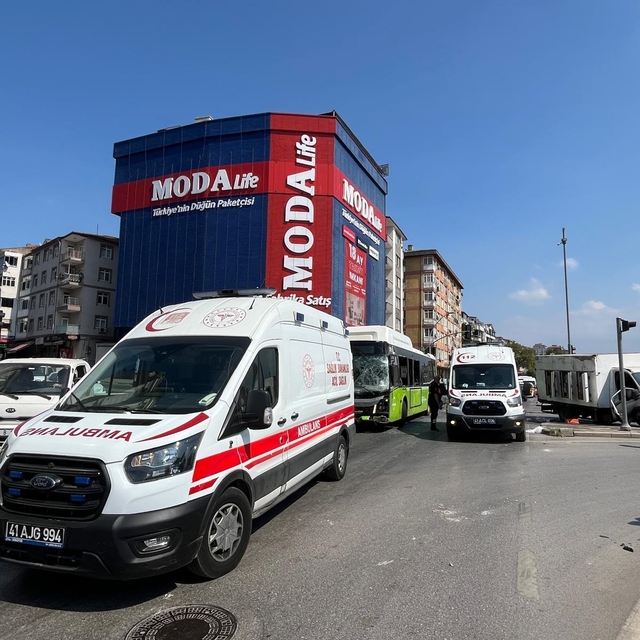 Kavşakta belediye otobüsü ile kamyonet çarpıştı; 1'i çocuk, 5 yaralı