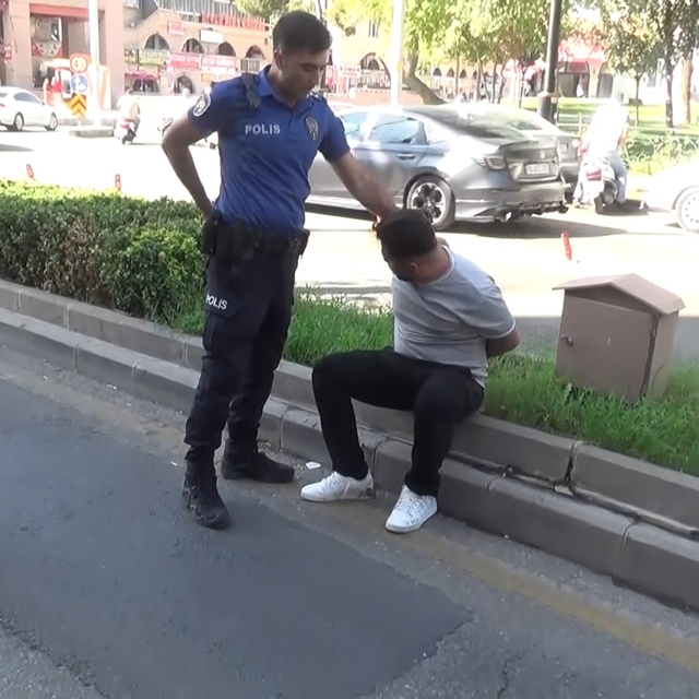 Polisleri görünce elindeki altın dolu poşeti atıp kaçmaya çalışan şüpheli y...