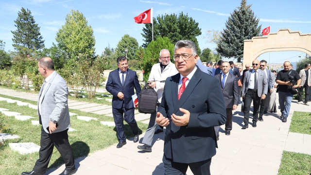 Kütahya Dumlupınar Üniversitesi Senatosu Dumlupınar Şehitliği'nde toplandı