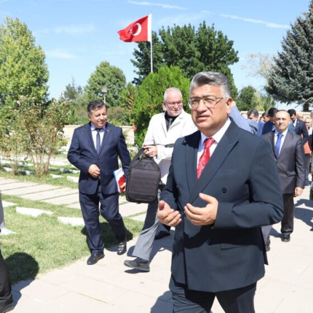 Kütahya Dumlupınar Üniversitesi Senatosu Dumlupınar Şehitliği'nde toplandı