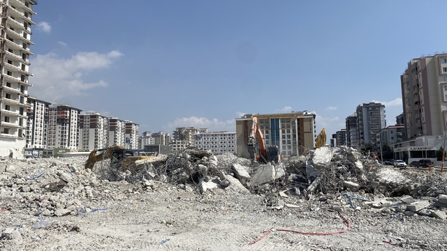 Kahramanmaraş'ta ağır hasarlı binaların yıkımı sürüyor