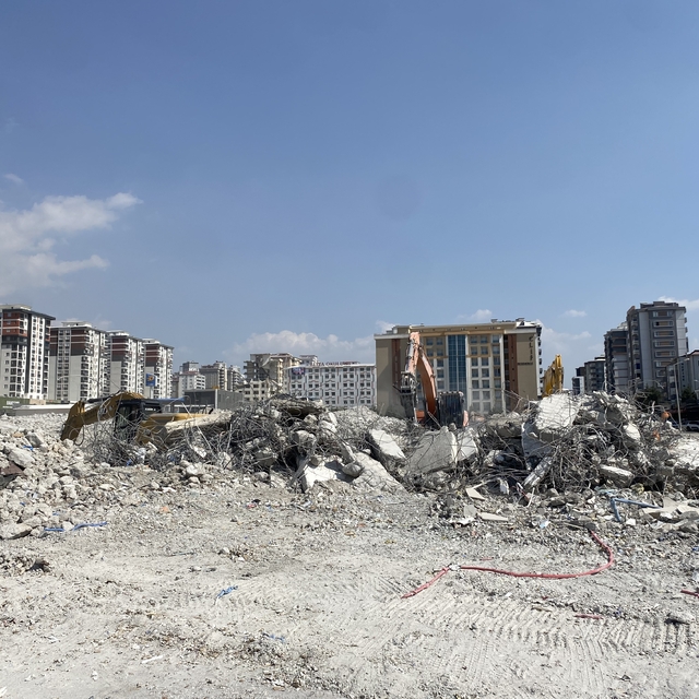 Kahramanmaraş'ta ağır hasarlı binaların yıkımı sürüyor