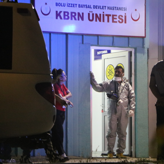 Otomobilin yakıt deposundaki maddeden etkilenen 9 polisin tamamı taburcu ol...