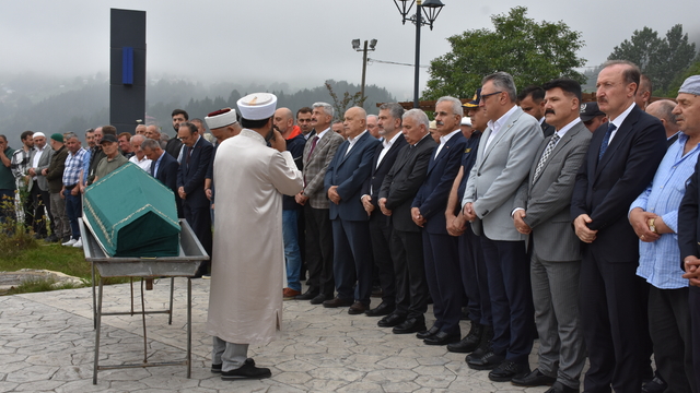 Ulaştırma ve Altyapı Bakanı Uraloğlu, Trabzon'da akrabasının cenaze törenine katıldı