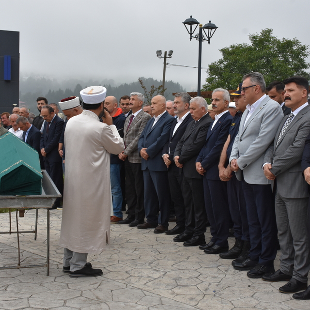 Ulaştırma ve Altyapı Bakanı Uraloğlu, Trabzon'da akrabasının cenaze törenin...
