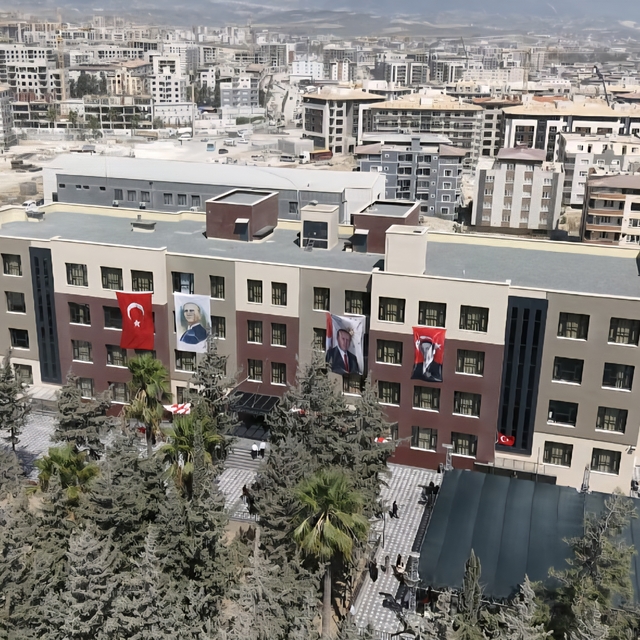 Hatay'da eski başbakanlardan Mesut Yılmaz'ın ismini taşıyan ortaokul törenl...