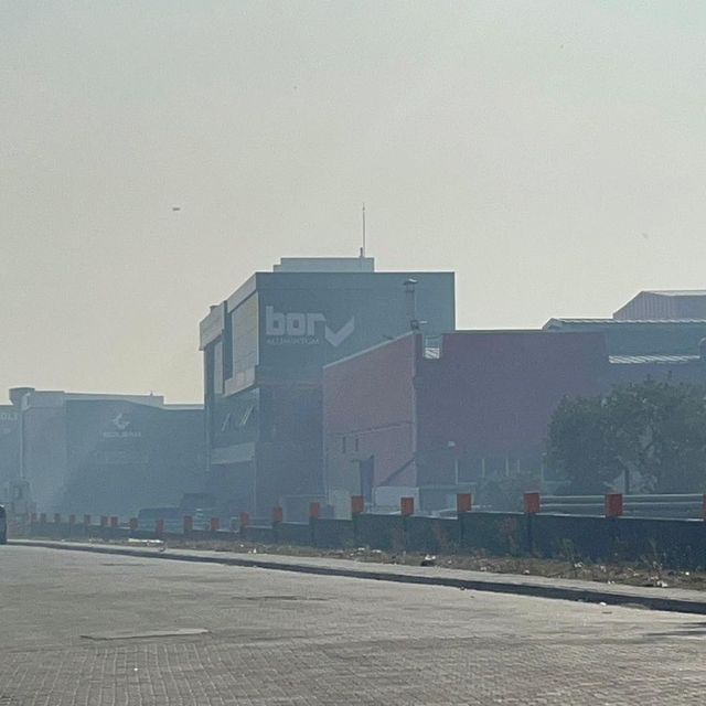 Ot yangınında fabrikaları duman kapladı, işçiler evlerine gönderildi