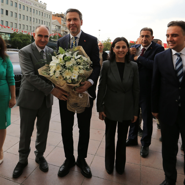 Enerji ve Tabii Kaynaklar Bakanı Bayraktar, Manisa Valilliği'ni ziyaret ett...
