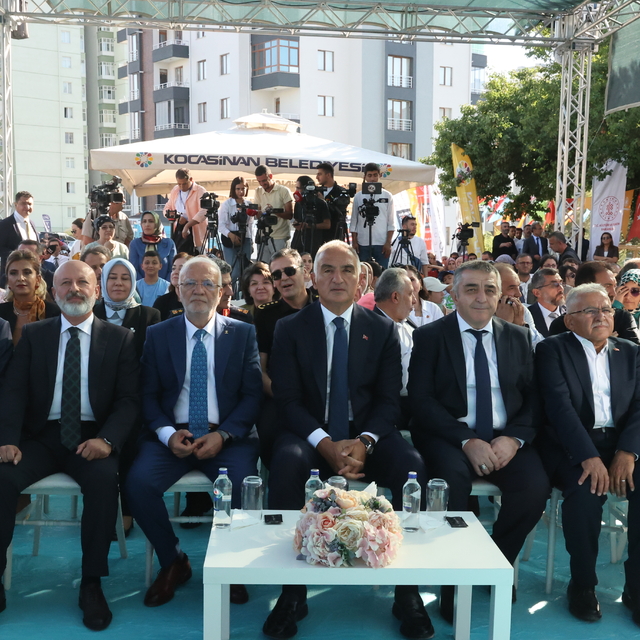 Kültür ve Turizm Bakanı Ersoy, Kayseri'de Kocasinan İlçe Halk Kütüphanesi'n...