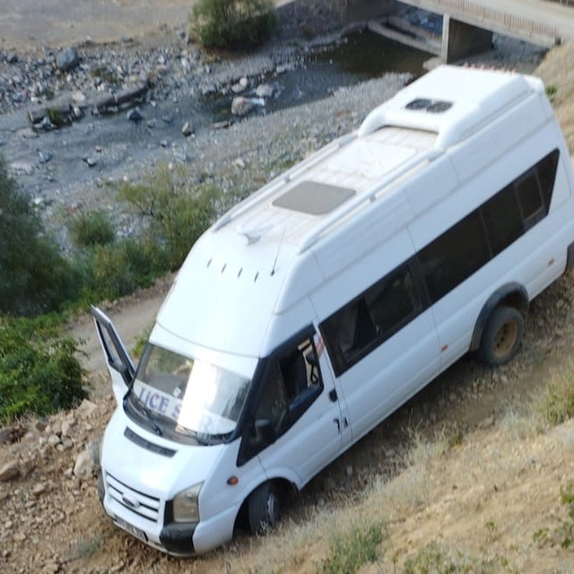 Bingöl'de minibüs şarampole devrildi: 7 yaralı