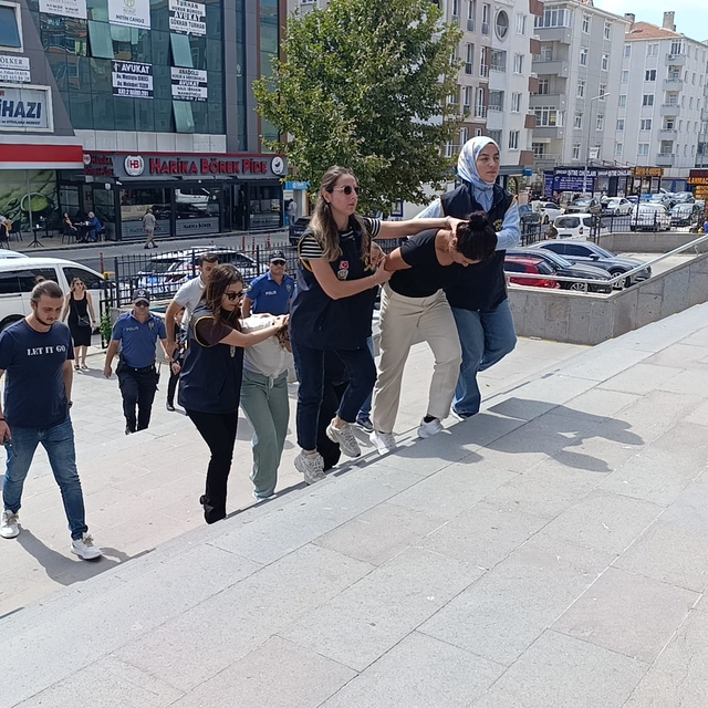 Tekirdağ'da bir evden altın ve para çaldığı iddia edilen 2 şüpheli tutuklan...