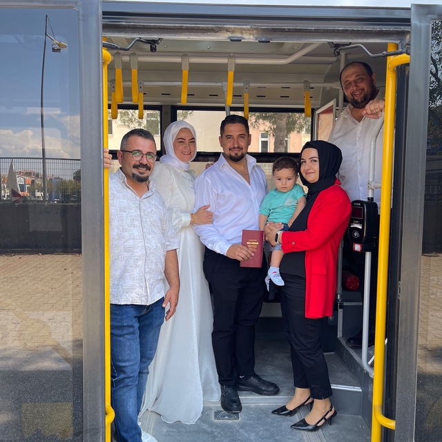 Halk otobüsüyle kendilerini nikaha yetiştiren sürücüyü şahit yaptılar