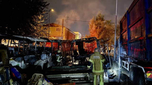 Bursa'da karavanda çıkıp kamyona sıçrayan yangın söndürüldü