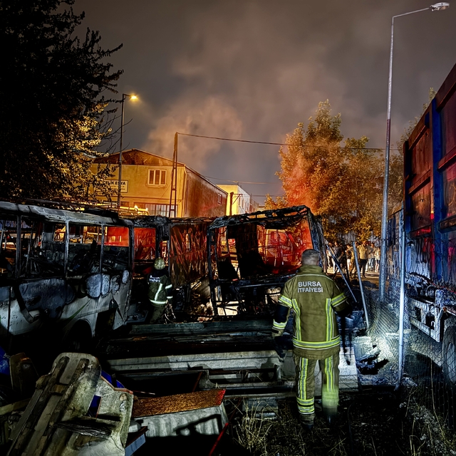 Bursa'da karavanda çıkıp kamyona sıçrayan yangın söndürüldü