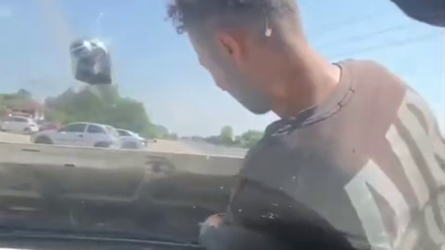 Arızayı bulmak için ustayı motorun içine bindirdi, kaput açık ilerledi; o anlar kamerada