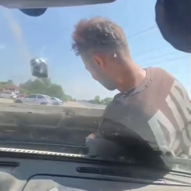 Arızayı bulmak için ustayı motorun içine bindirdi, kaput açık ilerledi; o a...