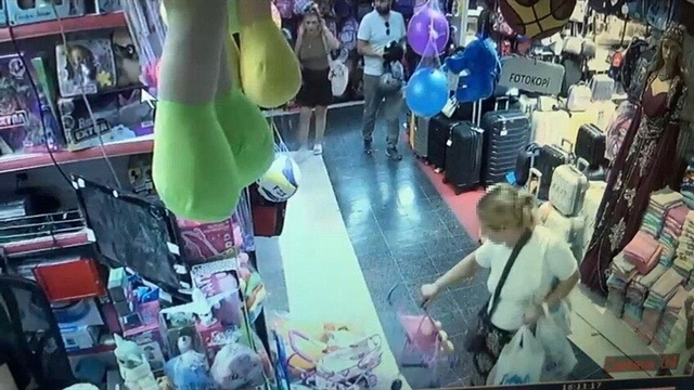 Çaldığı 700 TL'lik oyuncağı çocuğuna veren kadın, 10 TL'lik de alışveriş yaptı; o anlar kamerada