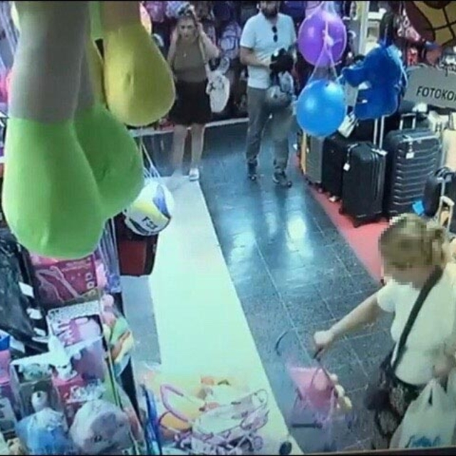 Çaldığı 700 TL'lik oyuncağı çocuğuna veren kadın, 10 TL'lik de alışveriş ya...