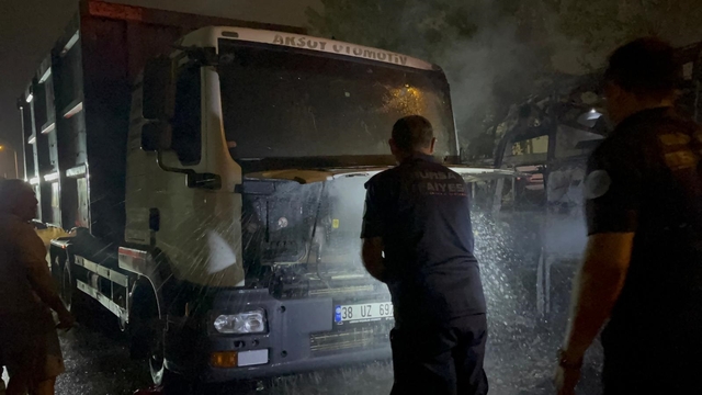 Bursa'da karavandaki yangın, 2 karavan ile 1 kamyonu da yaktı