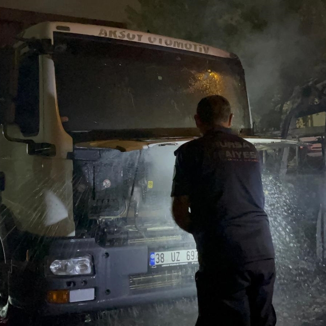 Bursa'da karavandaki yangın, 2 karavan ile 1 kamyonu da yaktı