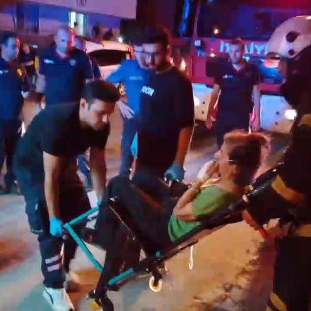 Apartman dairesinde yangın; dumandan etkilenen kadın hastaneye kaldırıldı