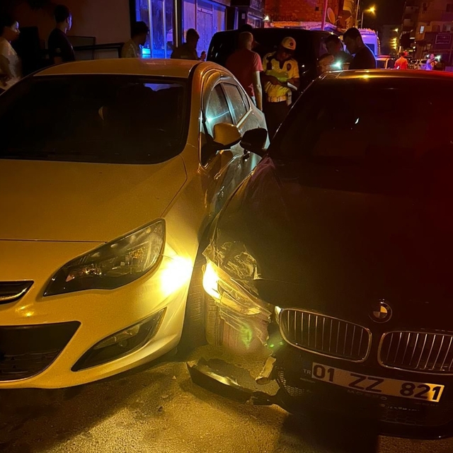Mersin'de park halindeki araçlara çarpan otomobilin sürücüsü kaçtı