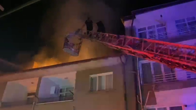 Kırıkkale'de 3 katlı apartmandaki yangın söndürüldü