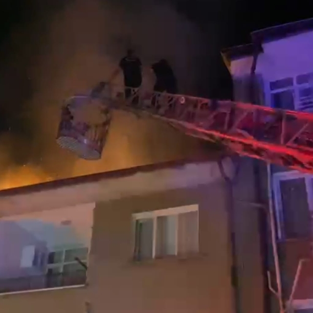 Kırıkkale'de 3 katlı apartmandaki yangın söndürüldü