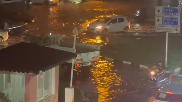 Turgutlu'da sağanak; cadde ve sokaklar suyla doldu
