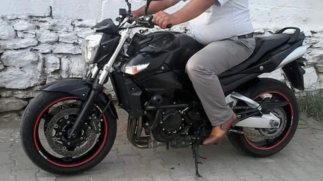 Yol kenarına devrilmiş motosikletinin yanında ölü bulundu