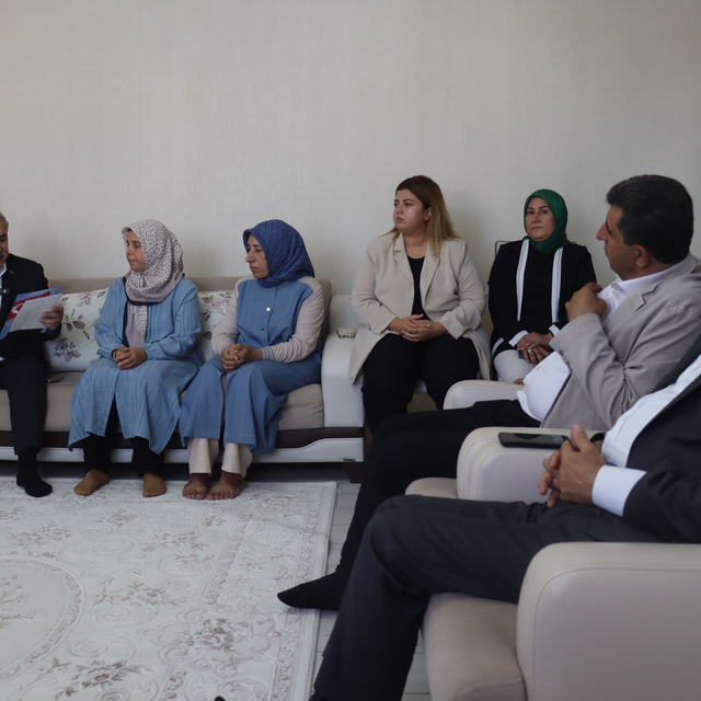 AK Parti Genel Başkan Yardımcısı Yayman, Hatay'da şehit ailesini ziyaret et...