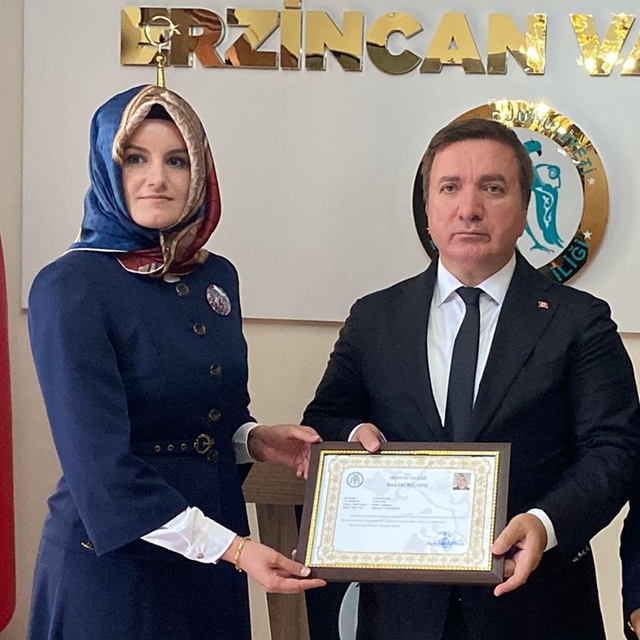 Vali Aydoğdu'dan, öğrencisi için burs isteyen öğretmene başarı belgesi