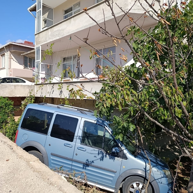 Kırklareli'nde hafif ticari araç evin bahçesine düştü