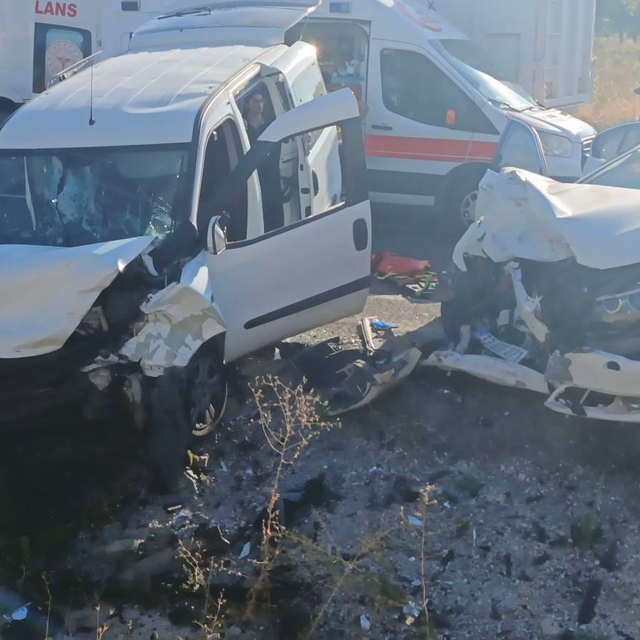 Nevşehir'de otomobil ile hafif ticari araç çarpıştı: 14 yaralı