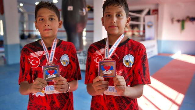 Yaramazlıklarıyla boksa yönlendirilen ikizler milli forma hedefliyor