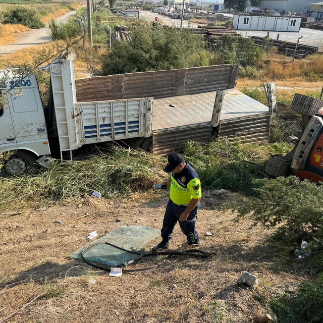 Aydın'da iş makinesi taşıyan kamyonun devrilmesi sonucu 2 kişi yaralandı
