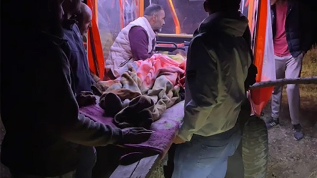 Yaylada ölen kişinin cenazesi amfibik araçla indirildi