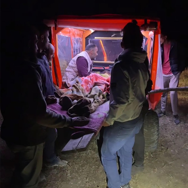 Yaylada ölen kişinin cenazesi amfibik araçla indirildi