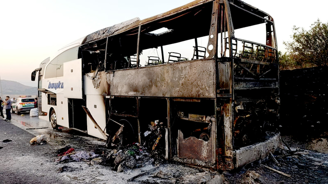 Gaziantep'te seyir halindeyken alev alan yolcu otobüsü yandı
