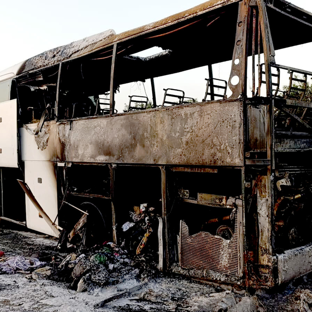 Gaziantep'te seyir halindeyken alev alan yolcu otobüsü yandı