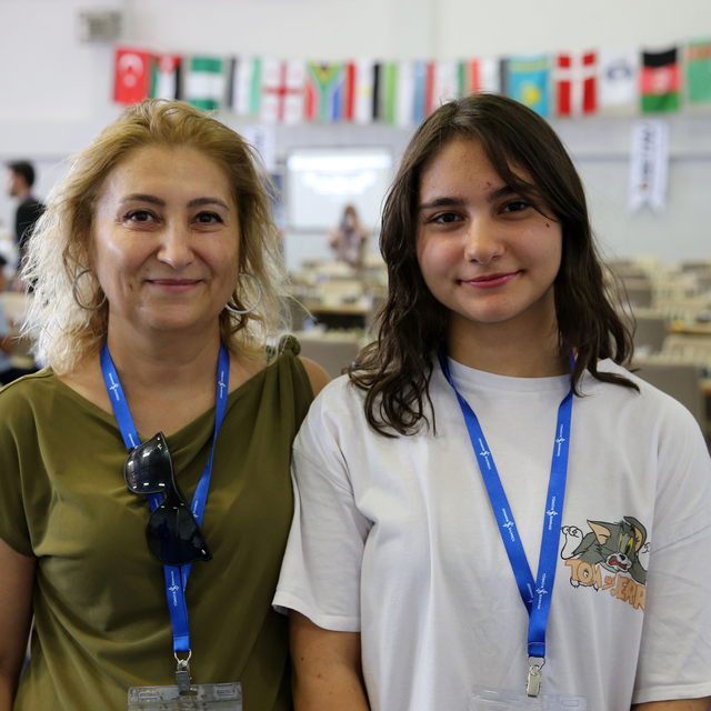 Satranç tutkunu anne ve kızı aynı turnuvada ter döküyor