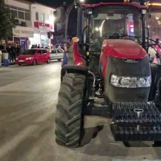 Traktörüyle 3 otomobile çarpan alkollü sürücünün ehliyetine el konuldu