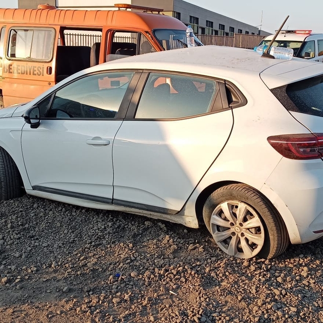 Minibüs ile otomobil çarpıştı; 3 yaralı