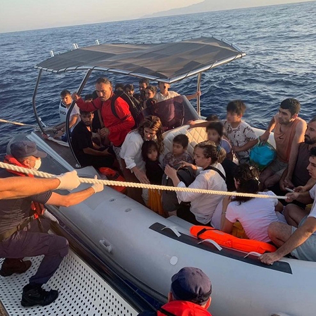 Marmaris'te sürüklenen bottaki 35 kaçak göçmen kurtarıldı