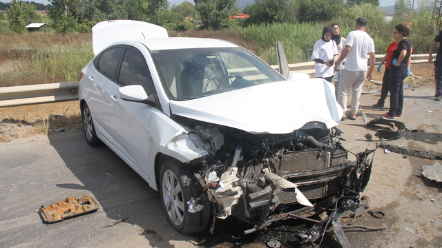 Antalya'da bariyere çarpan otomobildeki 2 kişi yaralandı