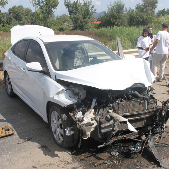 Antalya'da bariyere çarpan otomobildeki 2 kişi yaralandı