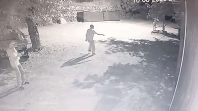 Köye inen ayıyı el fenerleriyle kovaladılar